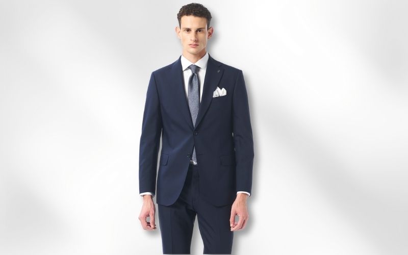 Blog yazısı Lacivert Takımın İçine Hangi Renk Gömlek Giyilir?: Erkek Lacivert Takım Elbise Kombinleriiçin resim