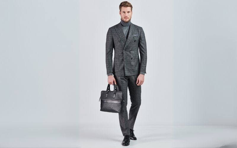 Blog yazısı Ofis ve Davetler İçin Kruvaze Takım Elbise: Şıklığın Çift Sıra Yorumlarıiçin resim