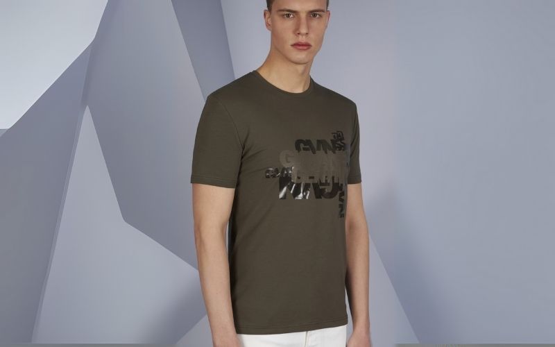 Blog yazısı Şıklığın ve Konforun Buluşma Noktası: Erkek Pamuk Tişört Seçimiiçin resim